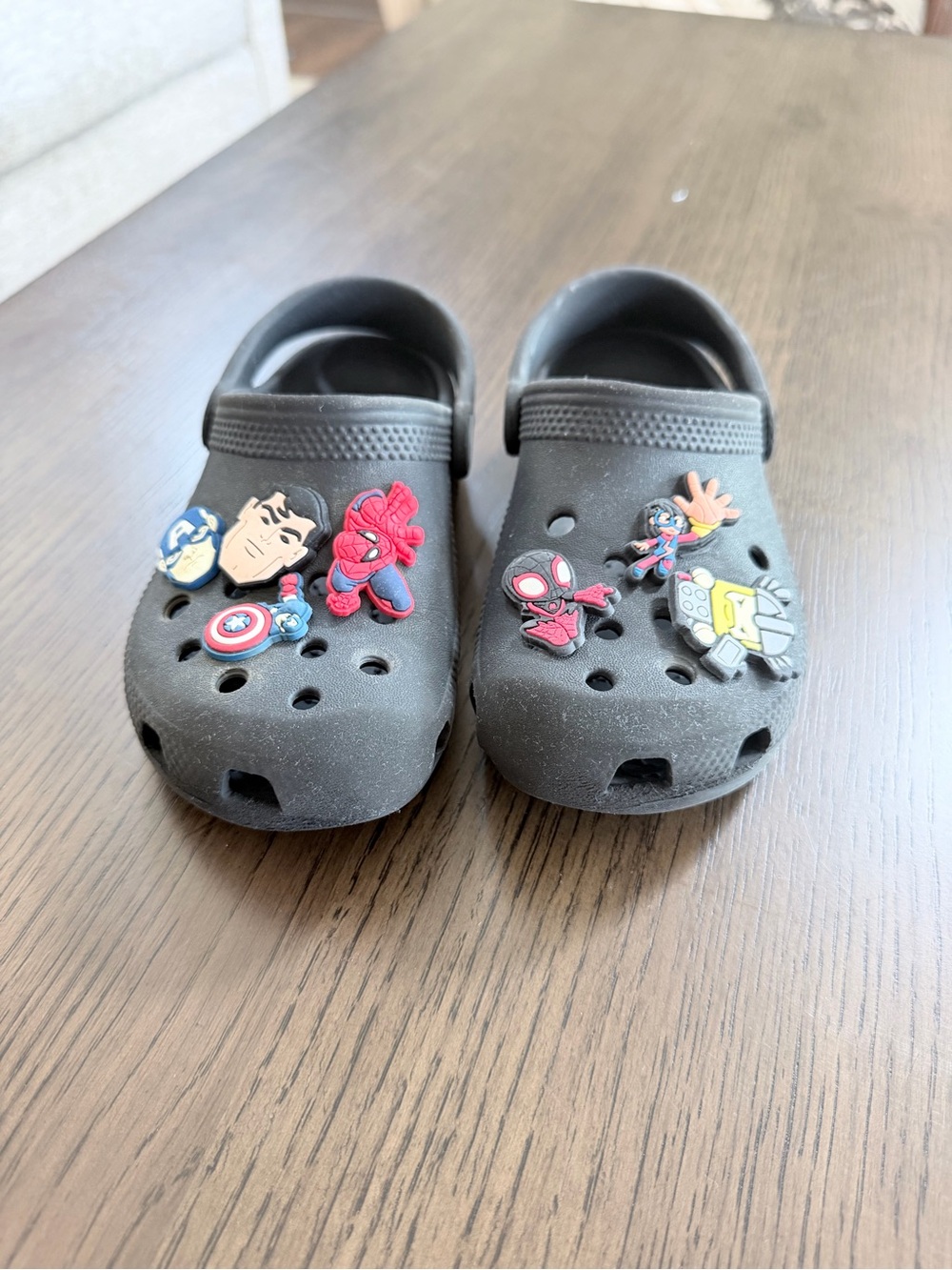 CROCS C12 Black Kids' Clogs with Superhero Jibbitz Charms